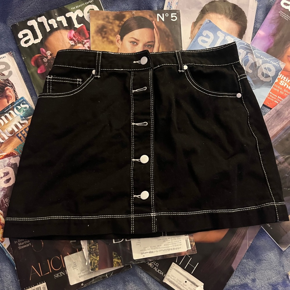 Black white stitched short skirt